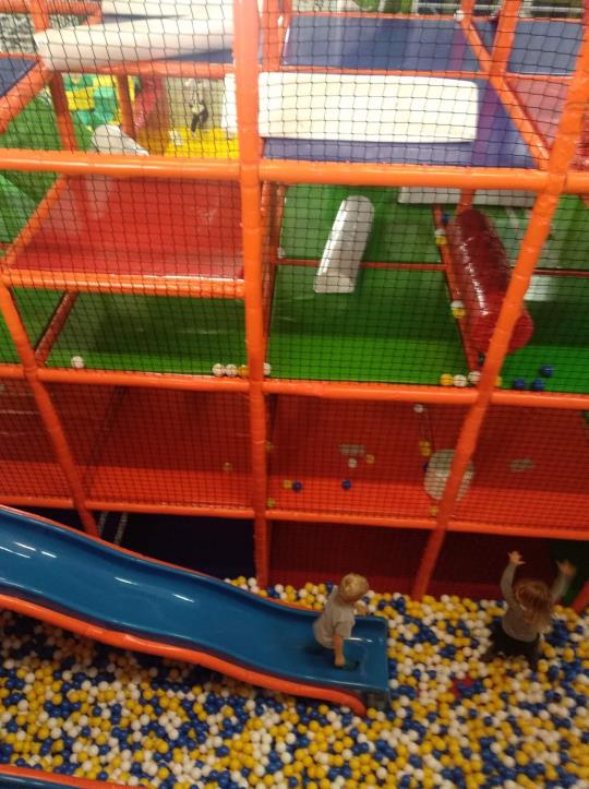 Rámová konstrukce vnitřního dětského hřiště s příslušenstvím, opičí háj, nindža dráha, měkké hrací "houby"-2